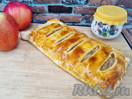 Готовый пирог достать из духовки, дать остыть.