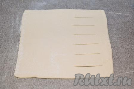 Ближе к одной из сторон квадрата сделать 5-6 разрезов, обязательно отступая от краёв теста сантиметра по 2.&nbsp;