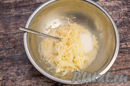 Яблоко очистить от кожуры. Вес очищенного яблока у меня был 140 грамм. Натереть яблоко на крупной тёрке, не затрагивая семенную коробку. Натёртое яблоко и сахар добавить в миску с бананом, смешанным с белком.&nbsp;