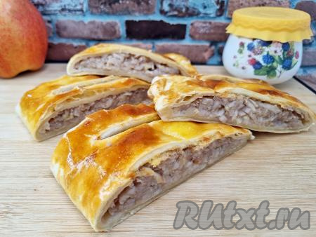 А вот как кусочки этого пирога&nbsp;из слоёного теста выглядят в разрезе. Начинка из&nbsp;банана и яблока получается нежной, в меру сладкой, не растекается, хорошо&nbsp;держит форму при нарезании. Такая выпечка замечательно подходит и к чаю, и к кофе!