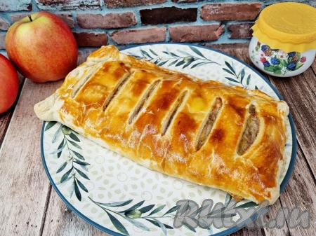 Пирог с бананом и яблоком из слоёного теста