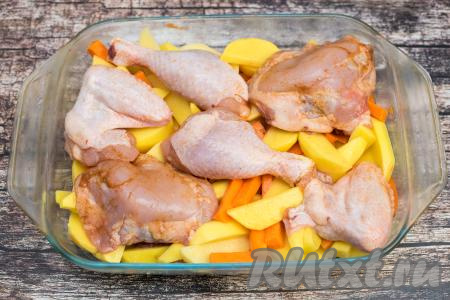 Разровнять слой овощей, сверху выложить части курицы.