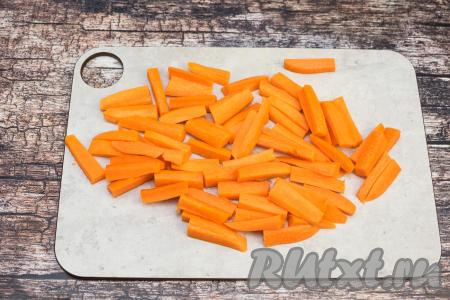 Морковку очистить, промыть водой, нарезать на средние брусочки.