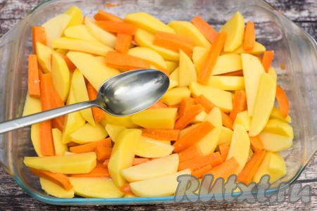 В форму с картошкой и морковкой влить растительное масло, посолить овощи по вкусу. Хорошо перемешать, покрывая овощи солью и маслом со всех сторон.