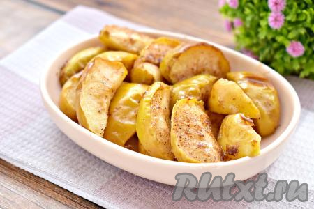 Аппетитные, мягкие, вкусные, ароматные дольки яблок достать из аэрогриля, дать немного остыть и подать к столу в качестве самостоятельного десерта или в качестве дополнения к творогу, йогурту, каше.