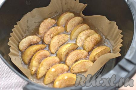 Включаем аэрогриль, установив температуру 190 градусов и время - 15 минут. Запекаем дольки яблок до звукового сигнала. Затем проверяем яблоки на готовность, если они достаточно мягкие, легко прокалываются зубочисткой, значит они готовы. Если яблоки ещё твердоваты, тогда запекайте их в аэрогриле ещё 3-5 минут, но учитывайте, что яблоки должны стать мягкими, но при этом потерять форму они не должны. Мощность моего аэрогриля 1400 Ватт, по прошествии 15 минут с момента начала запекания дольки яблок были готовы (стали достаточно мягкими).