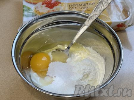 В достаточно глубокой миске соединить сметану, яйцо, сахар, крахмал и ванильный сахар.&nbsp;