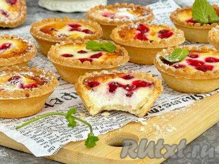 Посмотрите, как хорошо держит форму начинка этих аппетитных сметанников. Приготовьте эту нежную выпечку в тарталетках в аэрогриле и у вас будет наивкуснейшее дополнение к чаю!