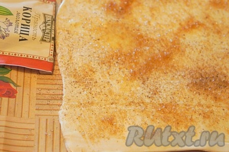 Добавить коричневый сахар и корицу по вкусу.