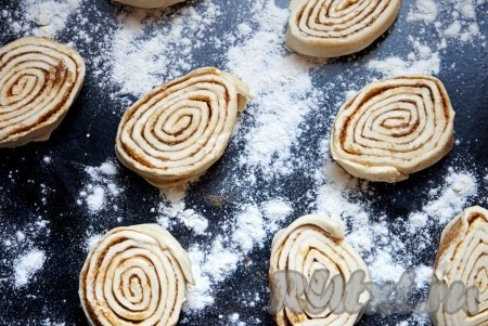 Нарезать рулет на небольшие кусочки по 2-3 см толщиной. Противень присыпать мукой (или воспользоваться силиконовым ковриком), выложить будущие булочки. При этом учтите, что тесто в 2 раза увеличится при выпекании.