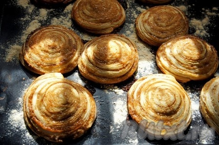 Духовку разогреть до 200 градусов. Выпекать булочки в течение 30 минут. О готовности вам подскажет золотистая и румяная корочка.