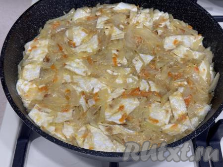 Дно и бока сковороды (я взяла сковороду диаметром 24 сантиметра) смазать растительным маслом, выложить массу из лаваша и капусты, слегка утрамбовать.