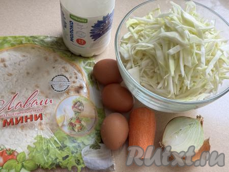 Подготовить продукты для приготовления пирога из лаваша с капустой на сковороде. Капусту промыть водой, удаляя порченые листья. Нарезать капусту на небольшие, достаточно тонкие кусочки.