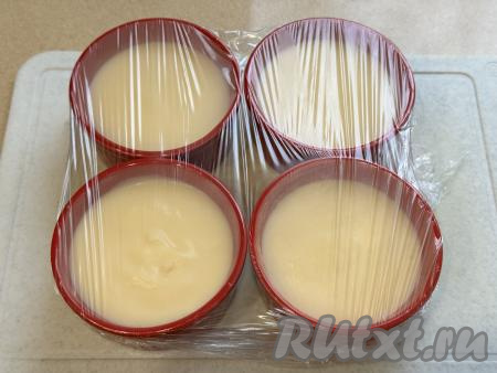 Затем накрыть формочки пищевой плёнкой и поставить на ночь в холодильник.&nbsp;