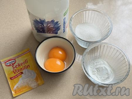 Подготовить продукты для приготовления молочного пудинга с кукурузным крахмалом. Молоко можно взять любой жирности. Яйца аккуратно разделить на белки и желтки. В процессе приготовления пудинга будут использоваться только желтки. Белки нам в этом рецепте не понадобятся, их можно убрать в холодильник, а затем использовать для приготовления других блюд.