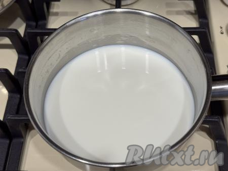 Оставшиеся 300 миллилитров молока влить в кастрюлю с толстым дном, поставить на сильный огонь.&nbsp;