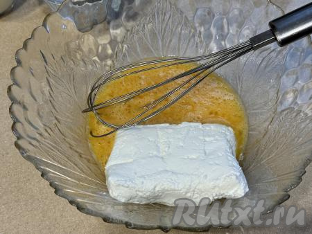 Творог можно использовать любой жирности (я купила жирностью 5%). В достаточно объёмную миску вбить яйца, всыпать сахар, соль и ванильный сахар, перемешать массу венчиком. Затем добавить творог.&nbsp;