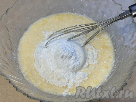 Всыпать 50 грамм муки и весь разрыхлитель, перемешать венчиком.&nbsp;