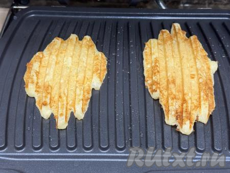 Закрыть створки электрогриля. Выпекать творожные вафли 2-3 минуты (до золотистого цвета).&nbsp;