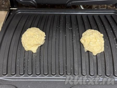 Разогреть электрогриль на режиме № 3 "Рыба, курица". Смазать створки электрогриля растительным маслом. Выложить по 1 столовой ложке теста на расстоянии друг от друга.&nbsp;