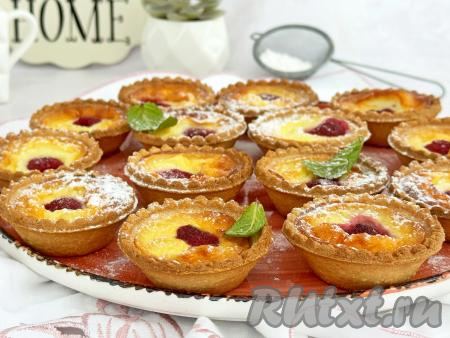 Готовую выпечку вынуть из духовки, переложить на плоское блюдо, дать остыть и подать к столу.