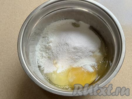 Сюда же всыпать сахар, ванильный сахар и крахмал.