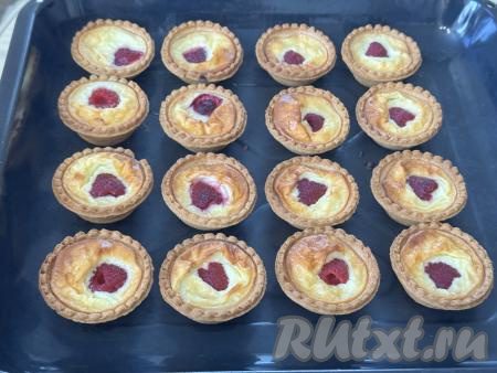 Запекать сметанники в тарталетках в разогретой до 180 градусов духовке минут 20-25. Сметанная начинка должна схватиться сверху и не иметь жидких участков на поверхности.