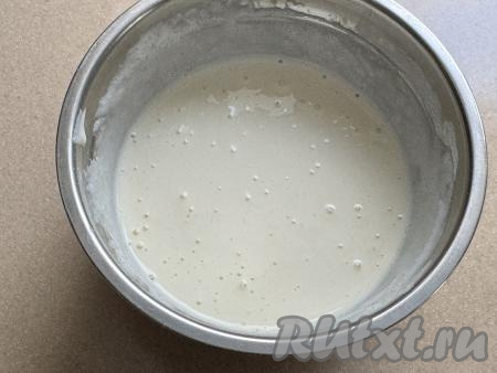 Перемешать сметанную массу венчиком до однородности.