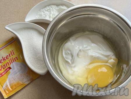 В миске соединить сметану и сырое яйцо.