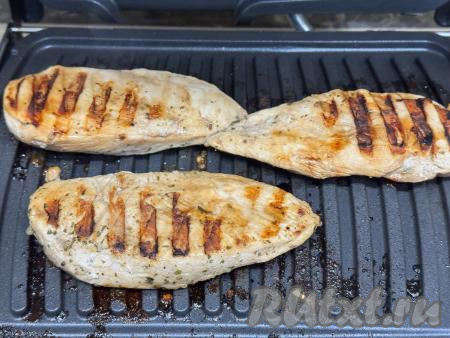 Готовить куриное филе на электрогриле 15 минут (до золотистого цвета мяса).&nbsp;Готовность куриного филе нужно проверить, сделав на мясе разрез, если разрез светлый, без розовых вкраплений, значит оно готово.