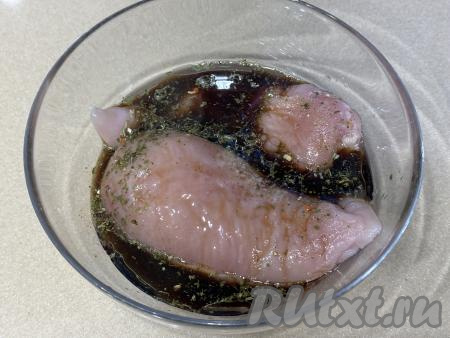 В миску с куриным филе влить соевый соус и растительное масло. Несколько раз перевернуть мясо, покрывая его солью, маслом и соевым соусом со всех сторон.