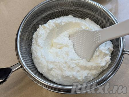 Для того чтобы готовое желе имело более нежную структуру, получившуюся творожно-сметанную массу можно перетереть через сито в миску.&nbsp;