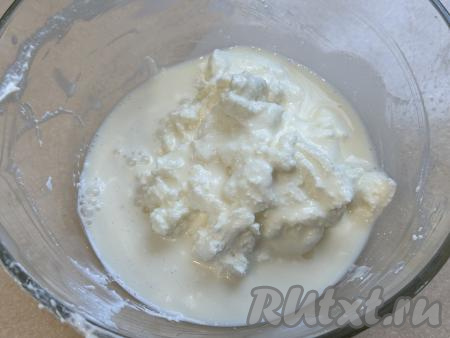 После того как желатин набухнет в молоке в течение 15-20 минут, его нужно прогреть на плите, постоянно помешивая, на среднем огне, не доводя до кипения, или в микроволновке. Желатиновую массу, прогревшуюся до растворения кристаллов, добавить в миску с творожно-сметанной массой. Я предпочитаю прогревать набухший желатин в микроволновке, для этого я ставлю его в микроволновку, прогреваю на максимальной мощности в течение 10 секунд, достаю, перемешиваю желатиновую массу, ставлю в микроволновку ещё на 10 секунд, достаю, снова перемешиваю, если ещё не все кристаллики желатина растворились, прогреваю ещё в течение 10 секунд. Как правило на прогревание желатина обычно требуется 30 секунд, но, прогревая желатиновую массу, очень важно не дать ей закипеть, потому что при закипании желатин теряет часть своих связующих свойств.