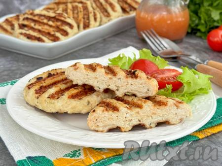 Для того чтобы проверить готовность, нужно сделать на котлете разрез, если в разрезе мясо светлое, без розовых вкраплений, значит котлета готова.