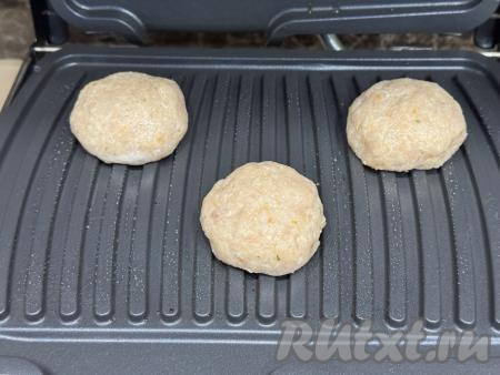 Разогреть электрогриль, выставив режим № 2 "Котлеты". У меня электрогриль с антипригарным покрытием, поэтому его панели можно растительным маслом не смазывать. Но при желании можно немного смазать панели маслом. Выложить на панель электрогриля несколько котлет (я одновременно жарю 3 куриные котлеты). Выкладывая котлеты, нужно понимать, что они ещё немного приплюснутся верхней панелью электрогриля, поэтому оставляйте между ними расстояние.