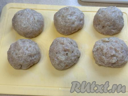 Из получившегося фарша сформировать 9 круглых котлет.