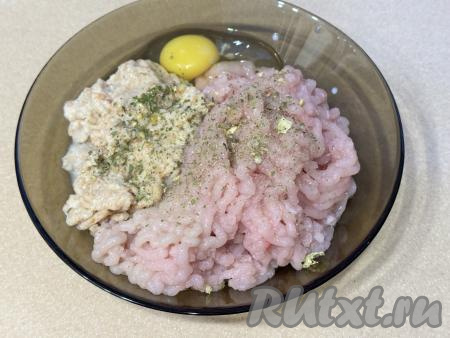 Добавить к фаршу сырое яйцо, всыпать соль и специи по вкусу.