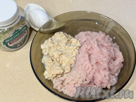 Кусочки батона (или белого хлеба) выложить в небольшую ёмкость, залить полностью молоком и оставить минут на 5. Лук и чеснок очистить. Пропустить через мясорубку куриное филе, лук, чеснок и хлеб, предварительно отжав его от лишнего молока.