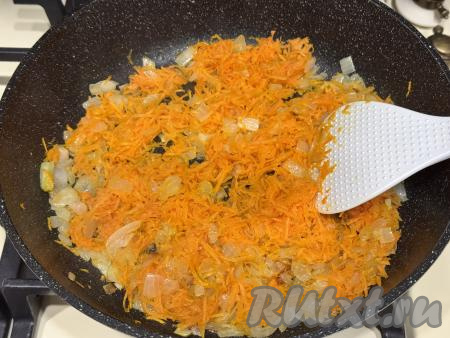 Обжарить овощи, иногда помешивая, до мягкости моркови (в течение 5-6 минут). Жареные морковку с луком убрать с огня, дать остыть.