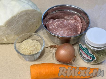 Подготовить продукты для приготовления ленивых голубцов в сливочном соусе в духовке. Для этого блюда для получения фарша можно взять кусочки любого мяса (у меня - свинина) и пропустить через мясорубку. Можно использовать и покупной фарш. Сливки подойдут жирностью 10-20% (я купила жирностью 20%).