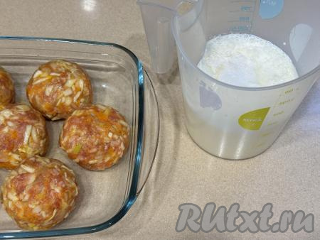 Из каждой части фарша сформировать ленивый голубец, выложить в жаропрочную форму в один слой. Для приготовления соуса нужно в отдельной ёмкости соединить сливки, воду и муку, слегка посолить, хорошо перемешать венчиком и сливочный соус готов.&nbsp;