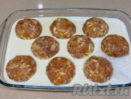 Получившийся сливочный соус влить в форму с ленивыми голубцами. Соус должен покрывать голубцы, как минимум, на 2/3 объёма, если необходимо, добавьте немного воды, но в этом случае нужно будет немного соус досолить. Отправить форму в духовку, разогретую до 180 градусов.