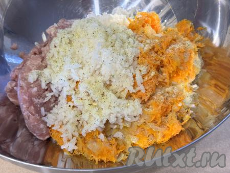 К фаршу с капустой добавить остывший рис и жареные морковку с луком, всыпать специи по вкусу и соль.&nbsp;