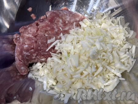 Капусту нарезать на достаточно тонкие, короткие полоски. В глубокой миске соединить фарш и нарезанную капусту.&nbsp;