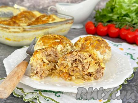 Готовое блюдо достать из духовки. Аппетитные, вкусные ленивые голубцы разложить по тарелкам, полить нежным сливочным соусом, в котором они запекались в духовке, и в горячем виде подать к столу.&nbsp;