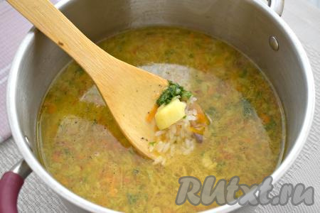 Затем суп перчим, добавляем мелко нарезанную зелень (у меня - замороженная петрушка), перемешиваем, доводим до кипения, провариваем 1 минуту на небольшом огне, убираем с огня.&nbsp;