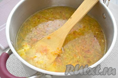 После того как суп из утки с рисом и картошкой с момента закипания проварится 15 минут, добавляем в кастрюлю обжаренные морковку с луком, даём закипеть, если нужно, досаливаем, варим на небольшом огне 4-5 минут.