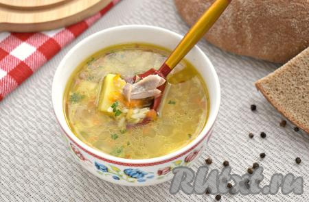 Наваристый, ароматный, вкусный, ароматный&nbsp;суп, сваренный из утки с рисом, разливаем по тарелкам и сразу подаём к столу.