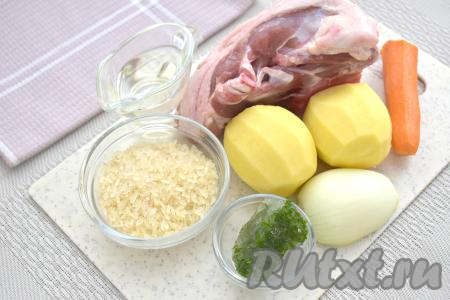 Подготовим ингредиенты для приготовления супа из утки с рисом. Для варки бульона я взяла часть утиной спинки, вы можете взять любую часть утки. Картошку, лук и морковь очищаем. Выкладываем очищенный картофель в миску, заливаем полностью водой, чтобы он не потемнел, отставляем пока в сторону.