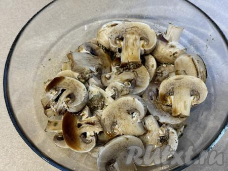 Сюда же выложить пропущенные через пресс зубчики чеснока, влить соевый соус и растительное масло. Можно немного подсолить, обязательно учитывая степень солёности соевого соуса, который вы используете.